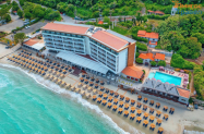 4* Хотел Ammon Zeus Халкидики - басейн, чадър и шезлонг на плажа