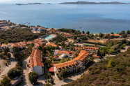 4* Aristoteles Holiday Resort Халкидики - басейн, чадър и шезлонг на плажа