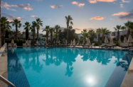 4* Хотел Anadolu Бодрум - чадър на плажа,  на 50 м от морето