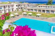 4* Alea Hotel & Suites Тасос - басейн, чадър и шезлонг на плажа
