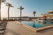4* Хотел Qawra Palace Малта - външен басейн +  изглед към морето