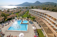 4* Messonghi Beach  Resort Корфу - чадър на плажа,  първа линия море
