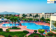 5* Aurora Oriental Resort Шарм ел Шейх - басейн, чадър и шезлонг на плажа
