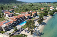 3* Хотел Rachoni Bay Тасос - басейн, чадър и шезлонг на плажа