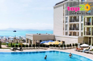 4* Феста Поморие Ризорт Поморие - басейн, чадър и шезлонг на плажа