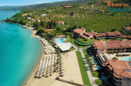 5* Хотел Anthemus Sea Beach Халкидики - басейн, чадър и шезлонг на плажа