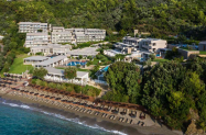 5*Kassandra Bay Resort & SPA Скиатос - басейн, чадър и шезлонг на плажа