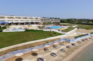 5* Хотел Ramada Plaza Thraki Александруполис - басейн, чадър и шезлонг на плажа