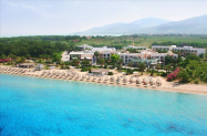 5* Ilio Mare Hotels & Resort Тасос - басейн, чадър и шезлонг на плажа