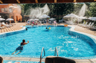 Хотел Нева Китен - на 70 м от морето + басейн, семейно