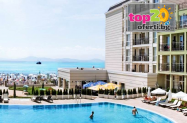 4* Феста Поморие Ризорт Поморие - басейн, чадър и шезлонг на плажа