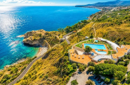 4* Хотел Torre Normanna Сицилия - басейн, чадър и шезлонг на плажа