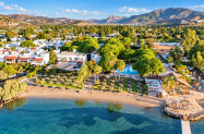 3* Seaside Beach Club Бодрум - басейн и плаж с чадър и шезлонги