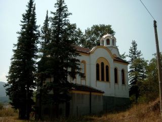 Храм-паметник Св. Троица – Гюешево