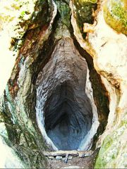 Пещера Утробата