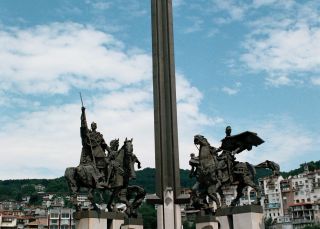 Паметник Асеневци, информация, отзиви, карта и снимки - Почивка.бг