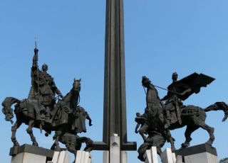 Паметник Асеневци, информация, отзиви, карта и снимки - Почивка.бг