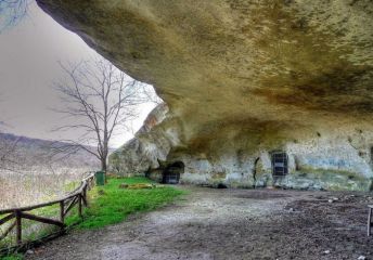 Скален манастир Кара пещера