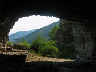 Темната дупка (пещера)