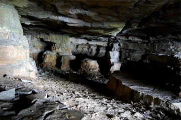 Темната дупка (пещера)
