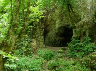 Пещери и извори на река Младежка