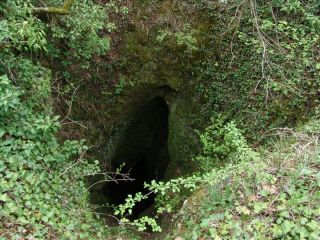 Местност и пещера Дрънчи Дупка