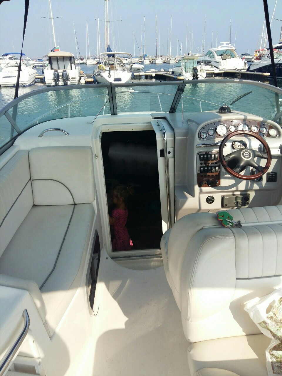 Наем на моторна яхта в Созопол за 10 души, водни ски и теглене с ринг