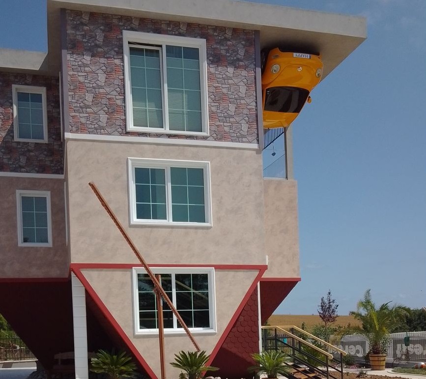 Обърнатата къща, Черноморец