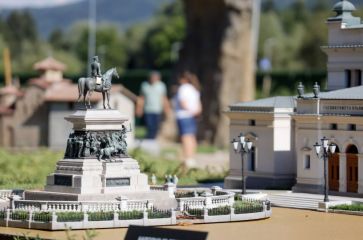 България Ленд, Правец