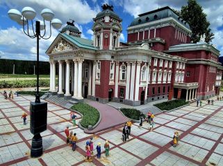 България Ленд, Правец