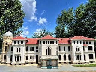 България Ленд, Правец